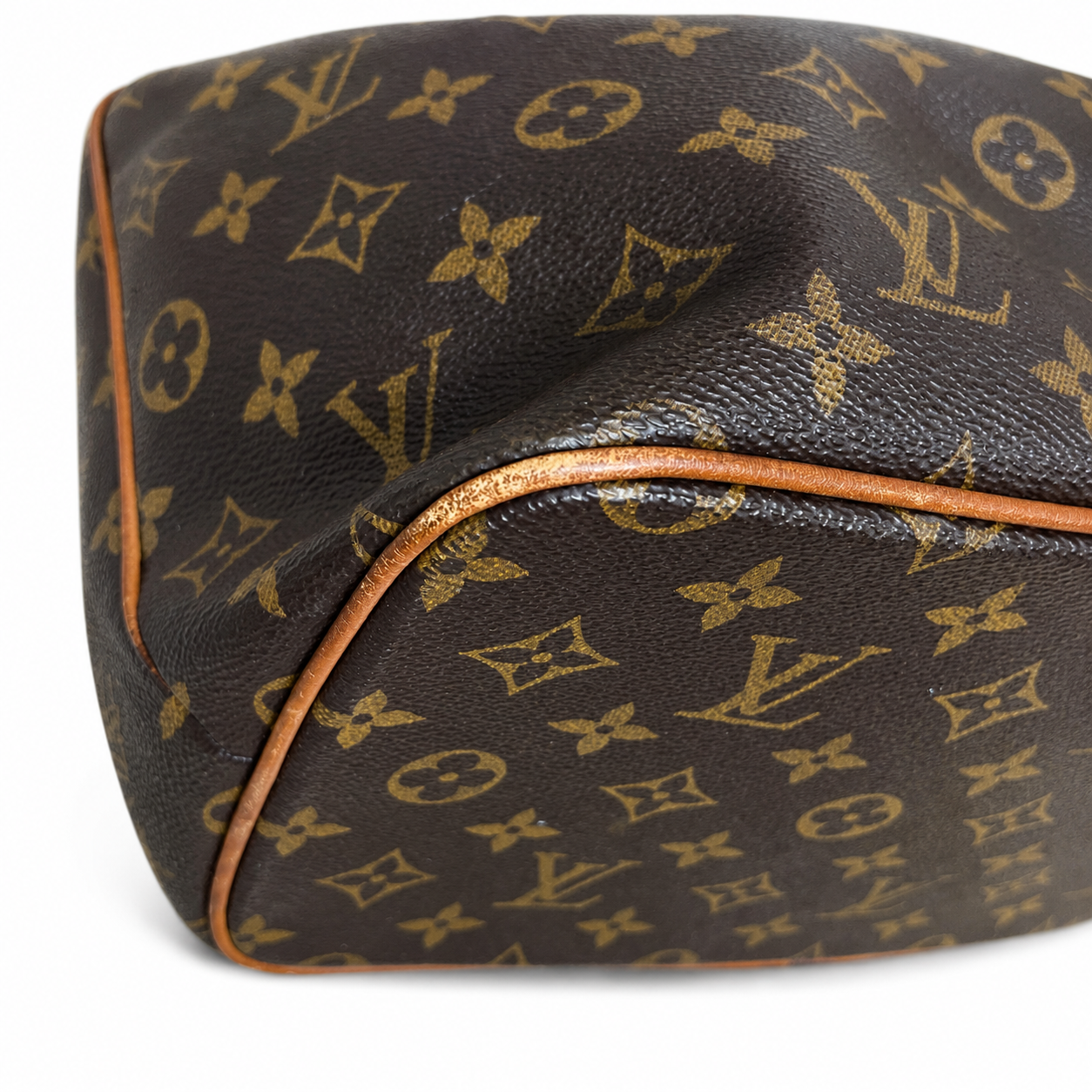 ouis Vuitton Palermo PM tote bag in Monogram canvas.